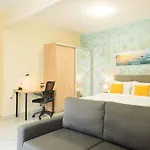 F & B Collection - Flat For 3 *