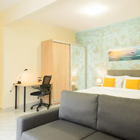 F & B Collection - Flat For 3 *