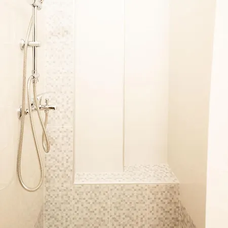 F & B Collection - Flat For 3 *